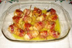 Frango enrolado com bacon com molho de maionese e mostarda