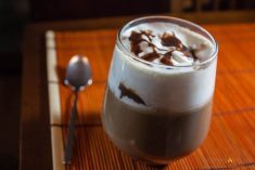 Bebida quentinha de café, chocolate e abóbora com especiarias