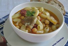 Sopa de Grão com Bacalhau e Chouriço