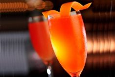 Cocktail de champanhe com sumo de laranja