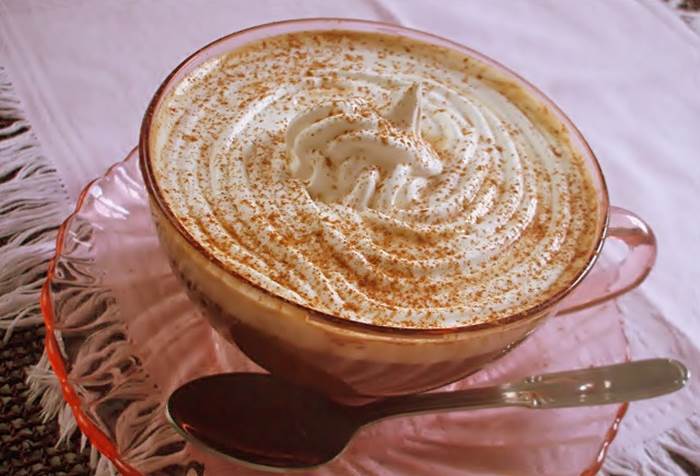Café com leite e natas, aromatizado com canela e açúcar demarara