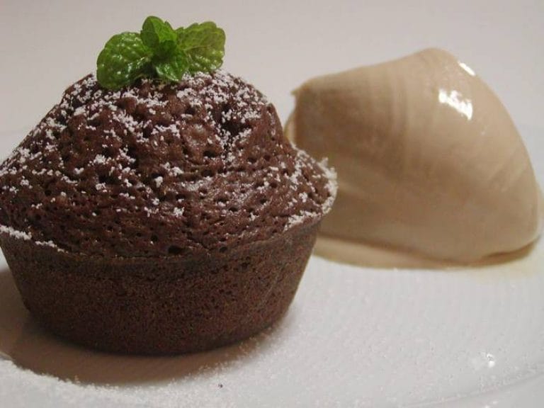 Bolos Húmidos de Chocolate com Gelado caseiro de Café Receitas Para Todos os Gostos