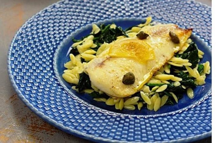 Filetes Pescada Filetes de pescada no forno com massa e espinafres - Receitas Para ...