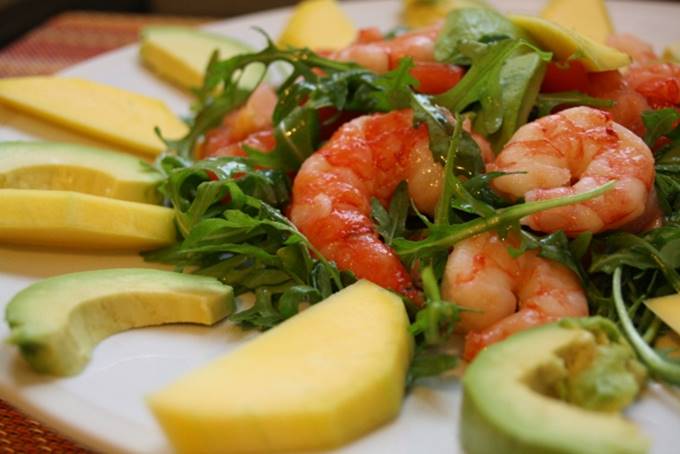 Salada fresca de camarão, manga e abacate