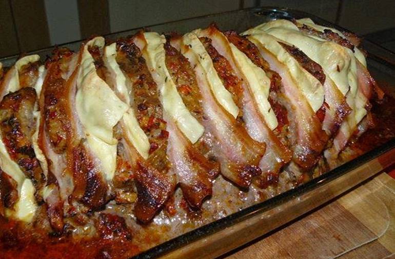 Aprenda a fazer este delicioso lombo de porco recheado com queijo e bacon