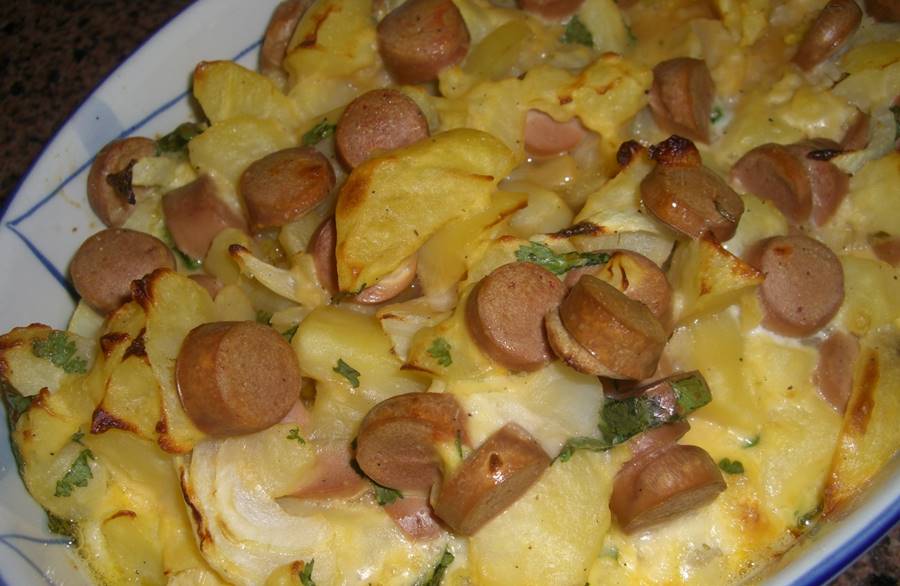 Batatas gratinadas com ovos e salsichas